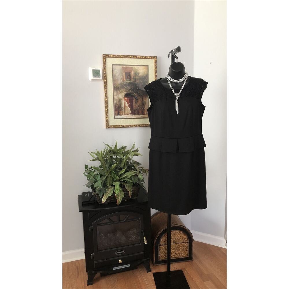 Emma & Michele Women Black Dress Size 8 Sleeveless Lace Neckline Collarless
